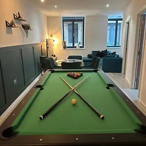 Dream Retreat Luxury With Super King Bed, Pool Table - Free Parking Bradford (West Yorkshire)